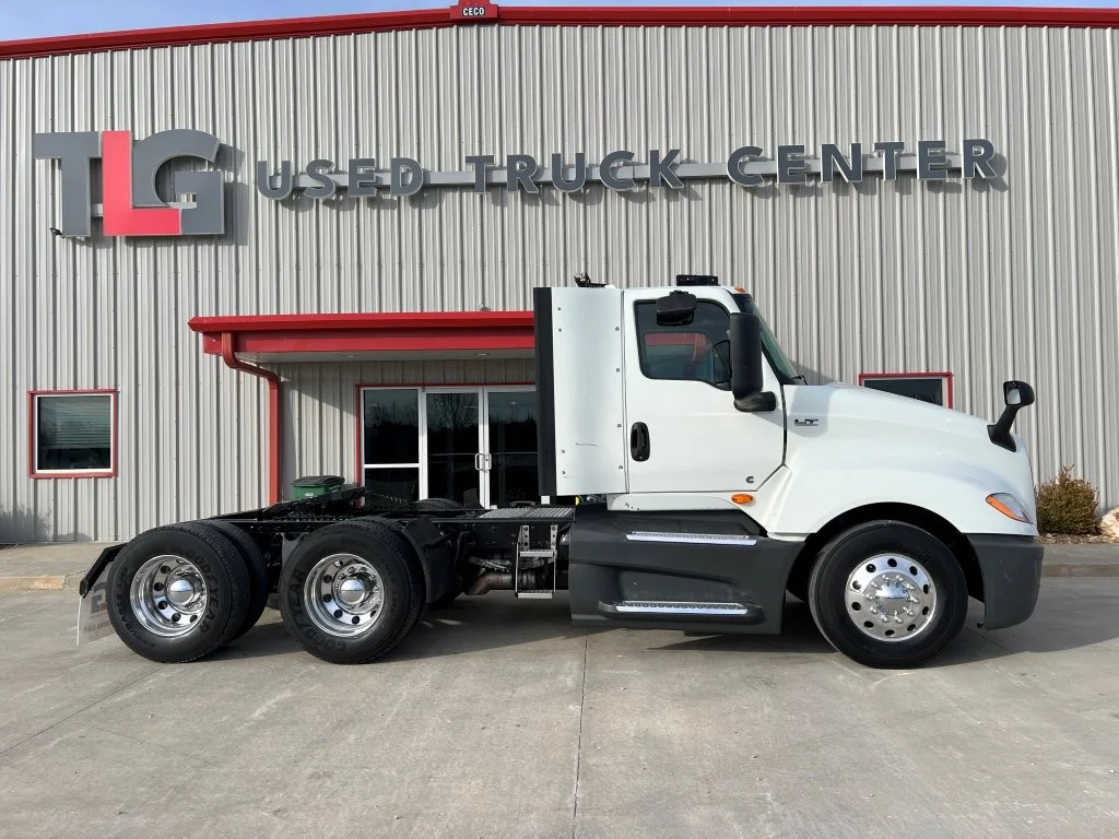 2021 International LT - image 3