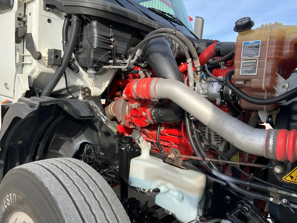 2021 International LT - image 8