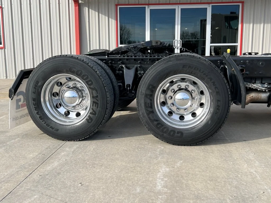 2021 International LT - image 7