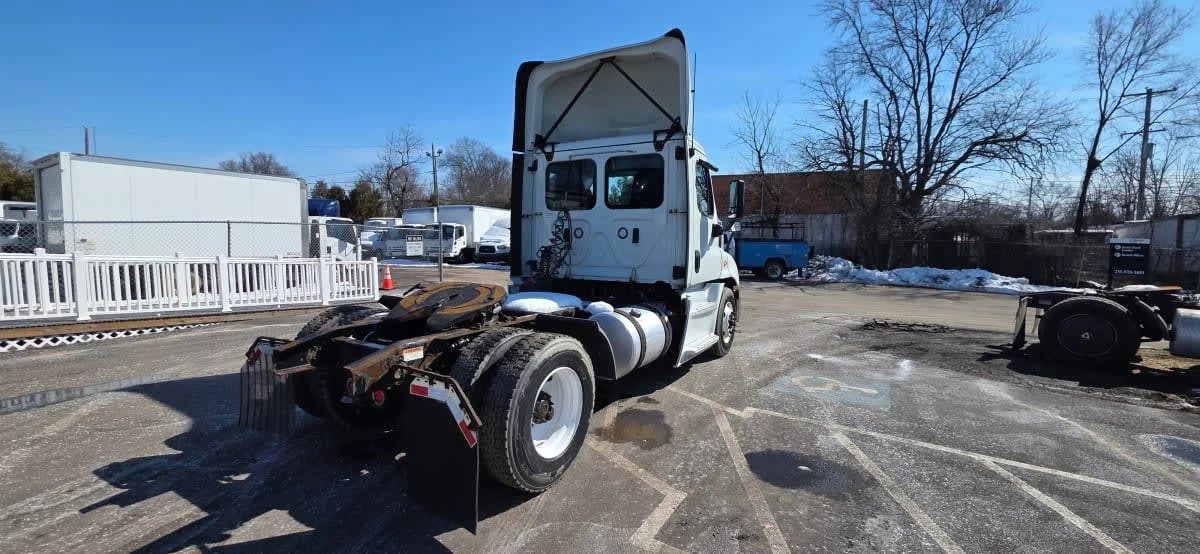 2019 Freightliner Cascadia in Bensalem, PA — photo 4