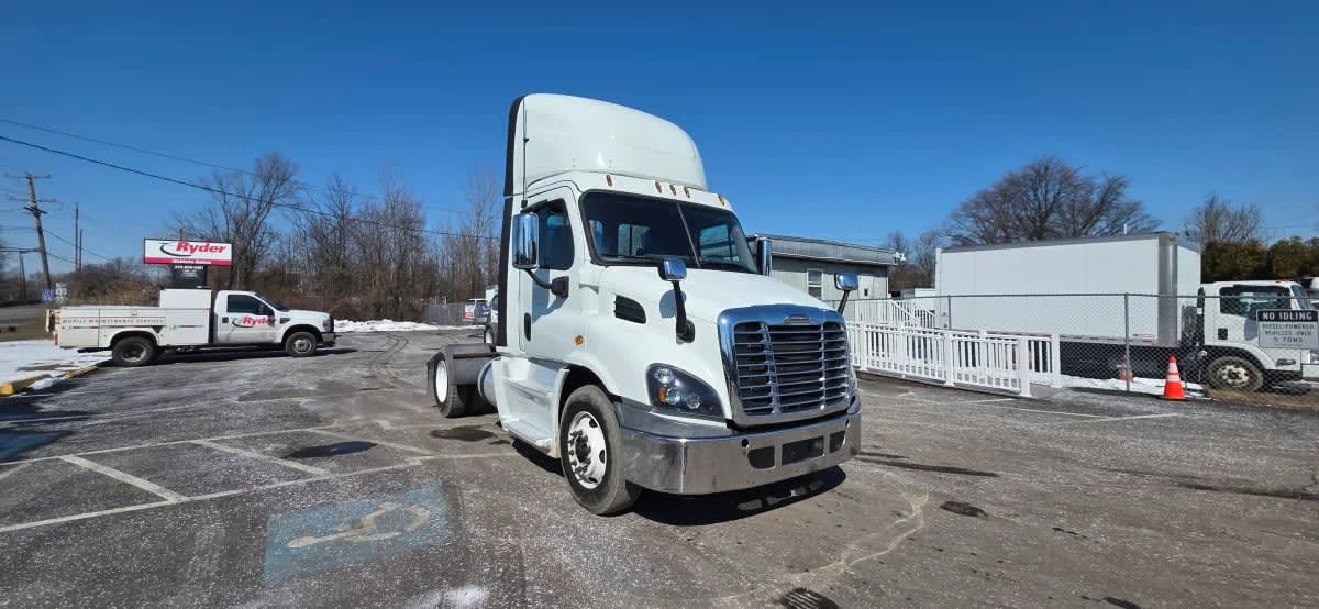 2019 Freightliner Cascadia in Bensalem, PA — photo 3