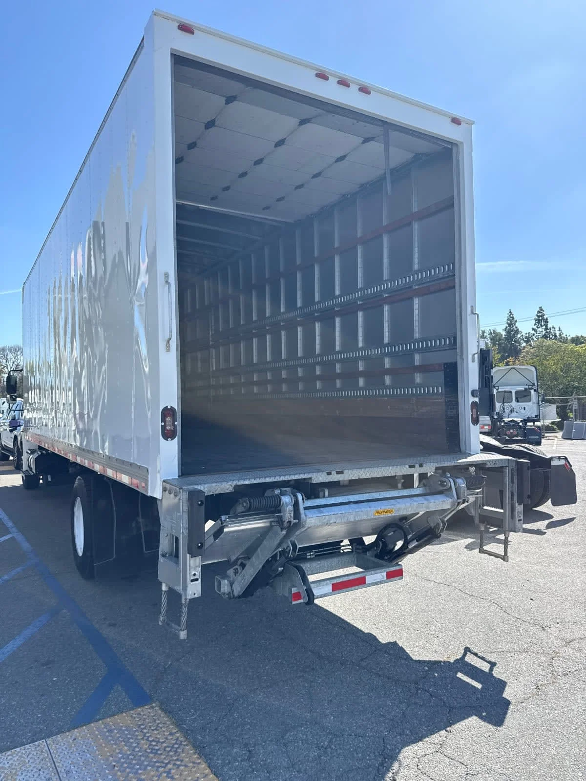 2019 International 4300 - image 4