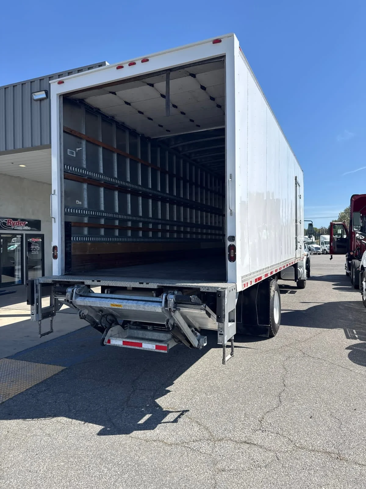 2019 International 4300 in Pomona, CA — photo 6