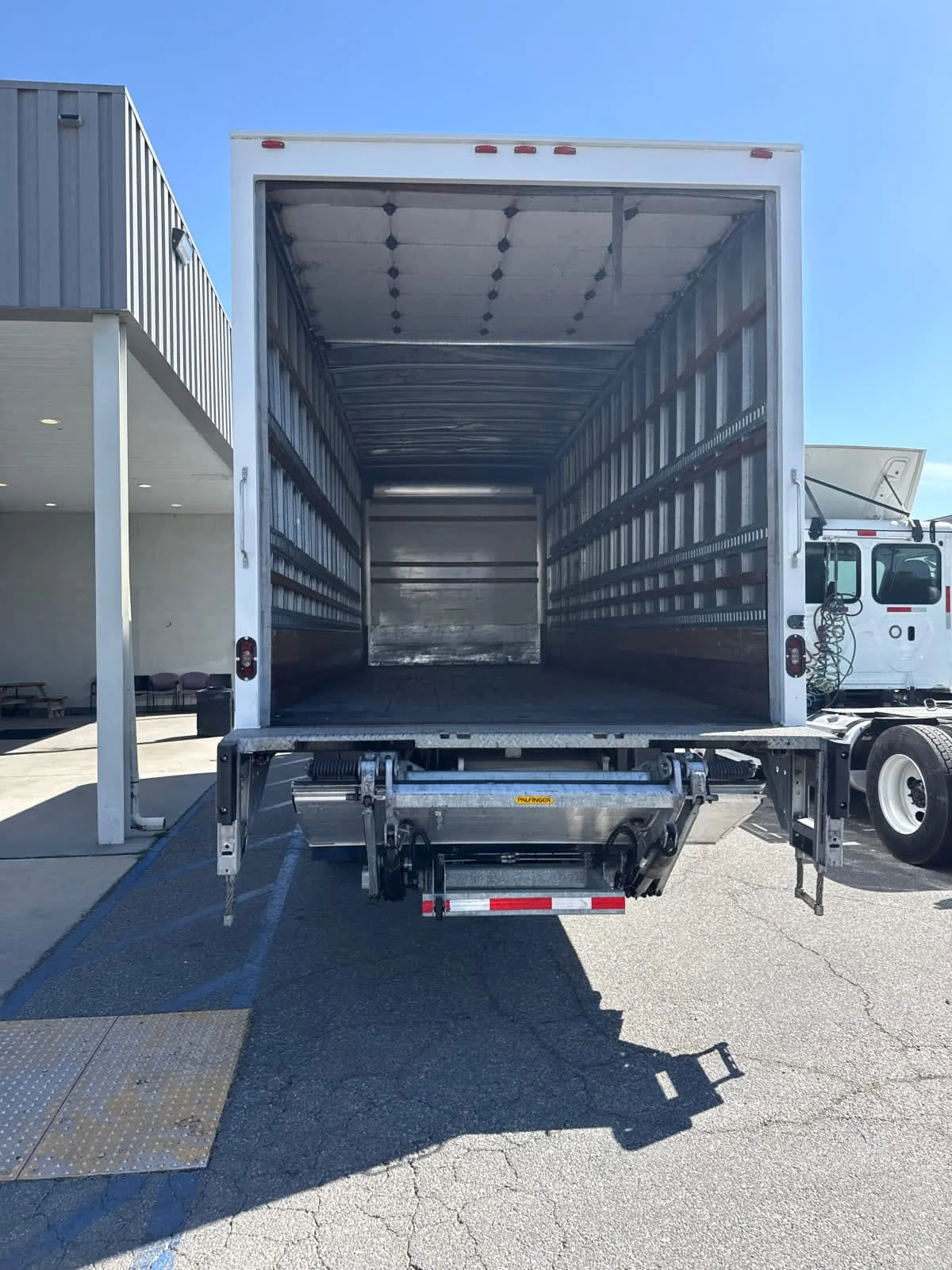 2019 International 4300 in Pomona, CA — photo 5