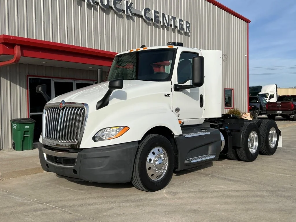 2021 International LT - image 1