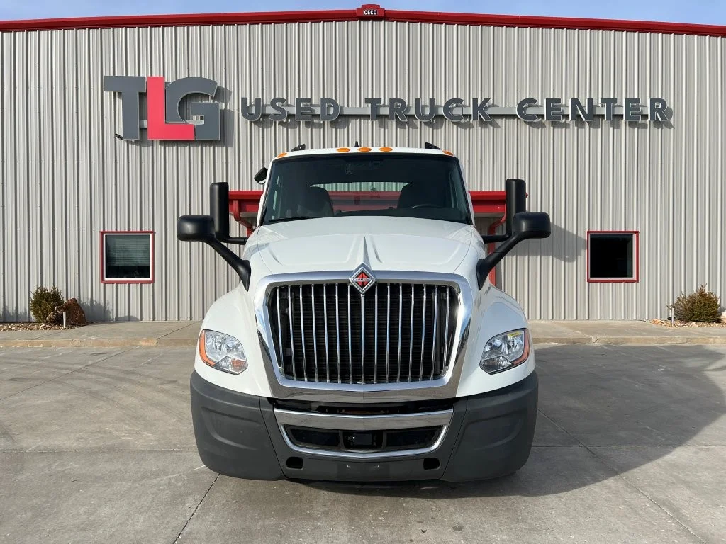 2021 International LT - image 4