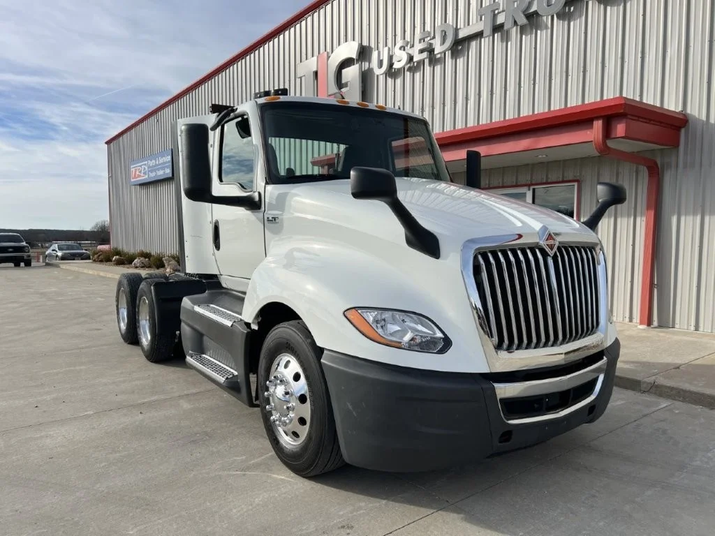2021 International LT - image 2