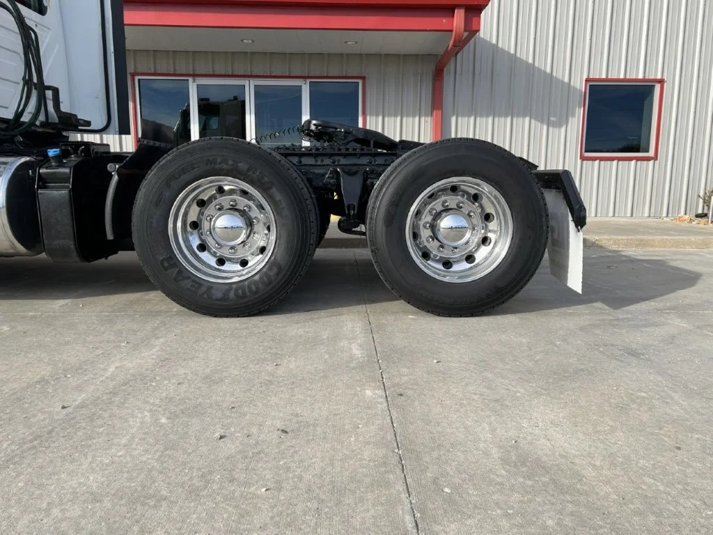 2021 International LT - image 10