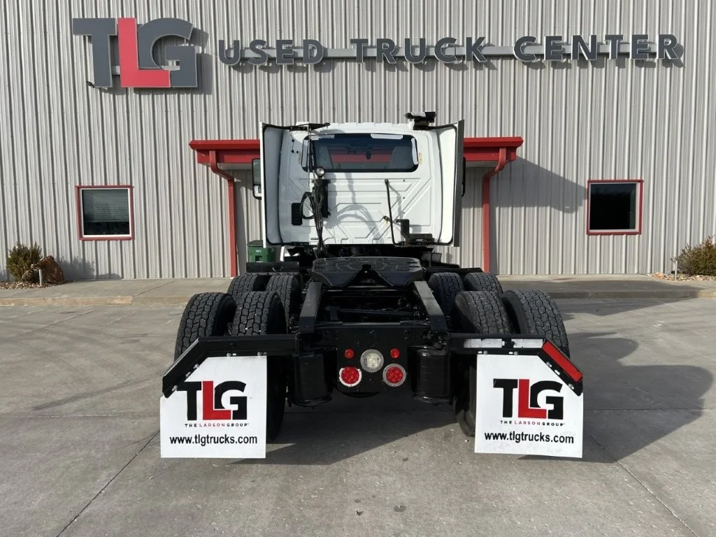 2021 International LT - image 6