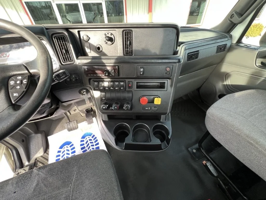 2021 International LT - image 12