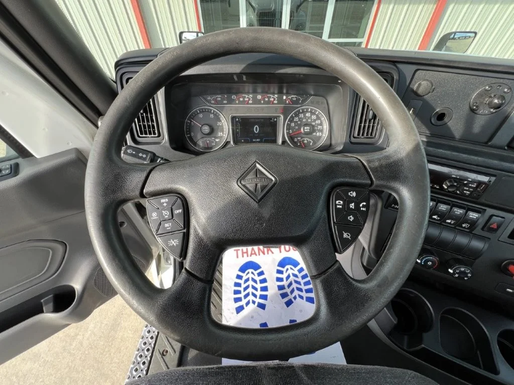 2021 International LT - image 11