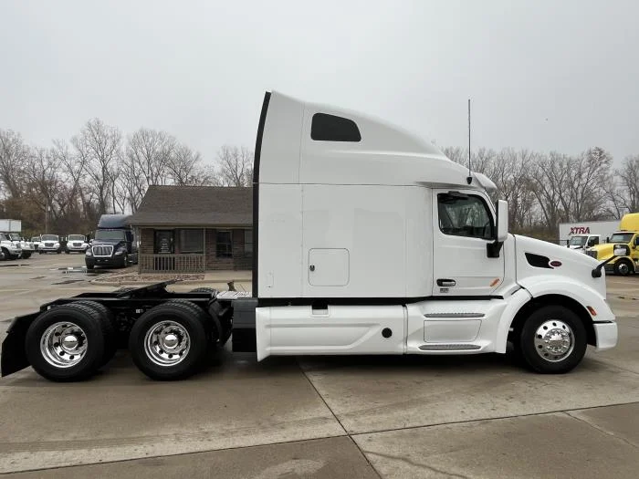 2022 Peterbilt 579 - image 9