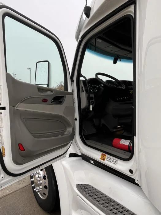 2022 Peterbilt 579 - image 12