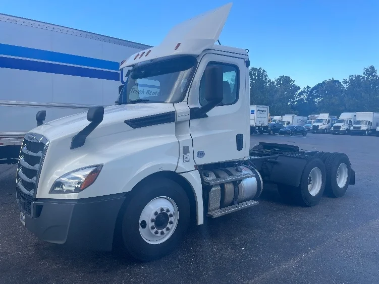 2019 Freightliner Cascadia in Jacksonville, FL — photo 3