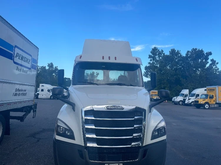 2019 Freightliner Cascadia in Jacksonville, FL — photo 2