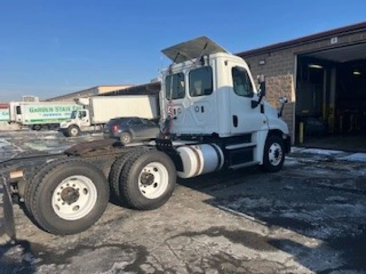 2018 Freightliner Cascadia in Newark, NJ — photo 6