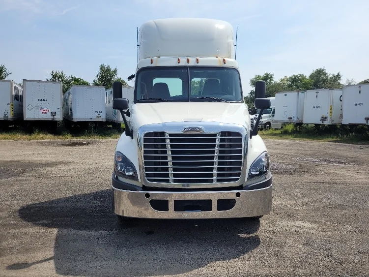 2019 Freightliner Cascadia in Fitchburg, MA — photo 2