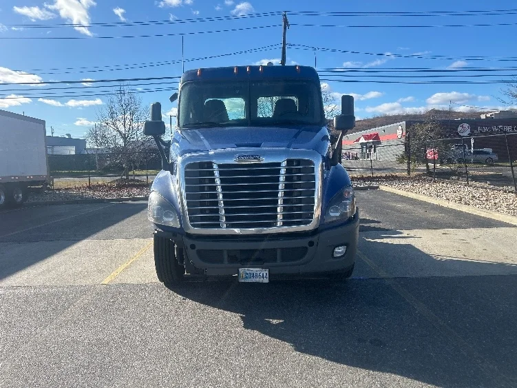 2019 Freightliner Cascadia in West Babylon, NY — photo 2