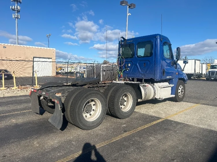 2019 Freightliner Cascadia in West Babylon, NY — photo 7