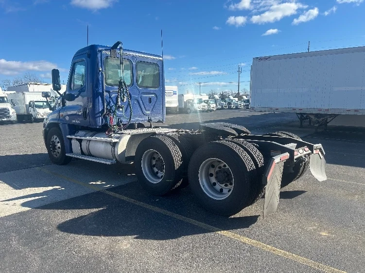 2019 Freightliner Cascadia in West Babylon, NY — photo 5