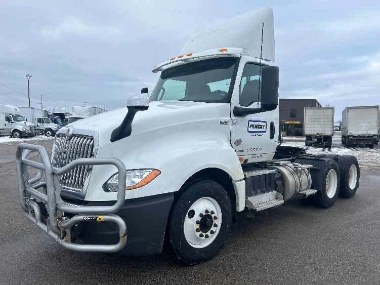 2023 International LT - image 3