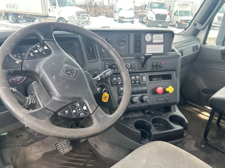 2023 International LT - image 10