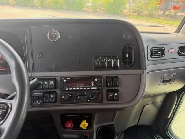 2022 Peterbilt 389 — photo 30