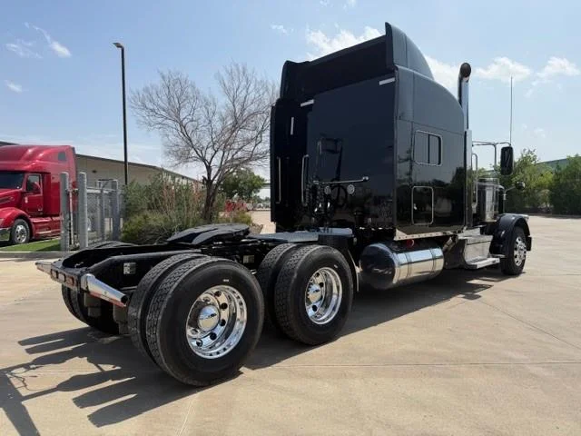 2022 Peterbilt 389 — photo 8