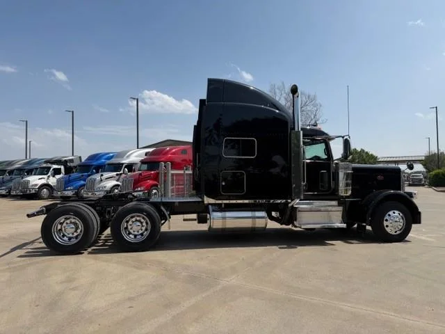 2022 Peterbilt 389 — photo 9