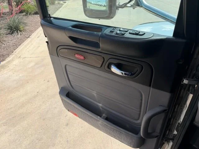 2022 Peterbilt 389 — photo 26