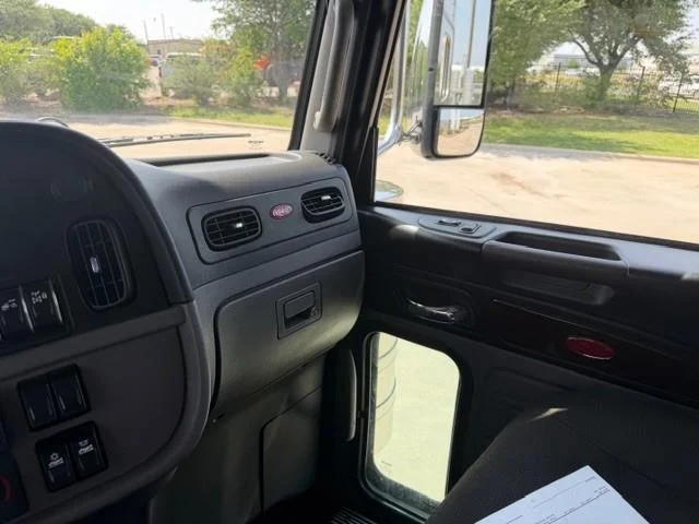 2022 Peterbilt 389 — photo 31