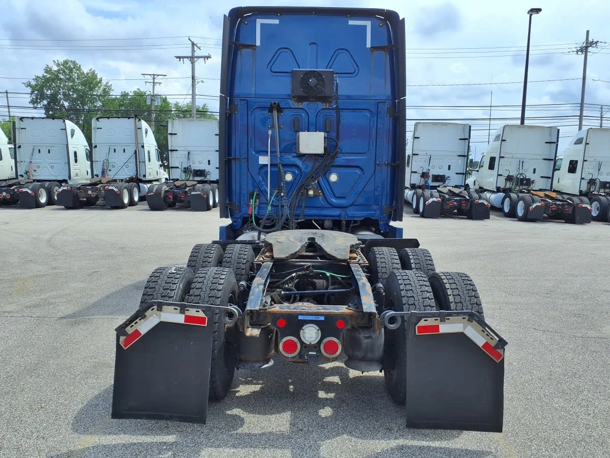 2020 Freightliner Cascadia in Cleveland, OH — photo 5