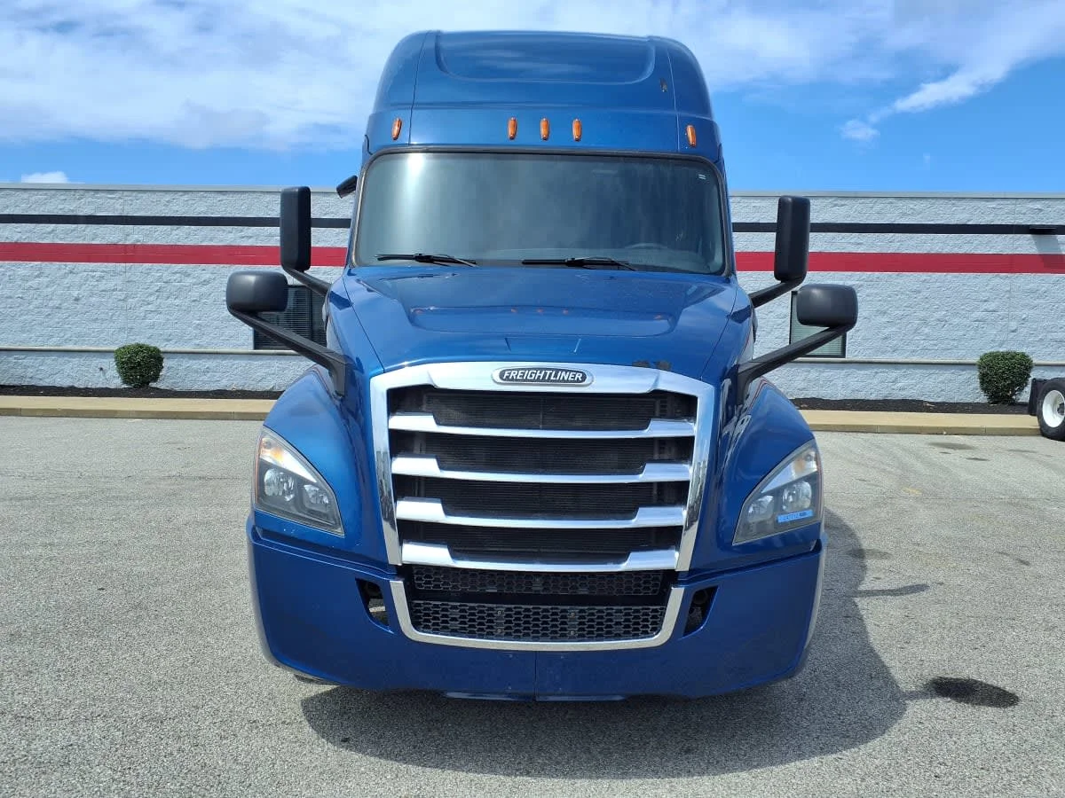 2020 Freightliner Cascadia in Cleveland, OH — photo 2