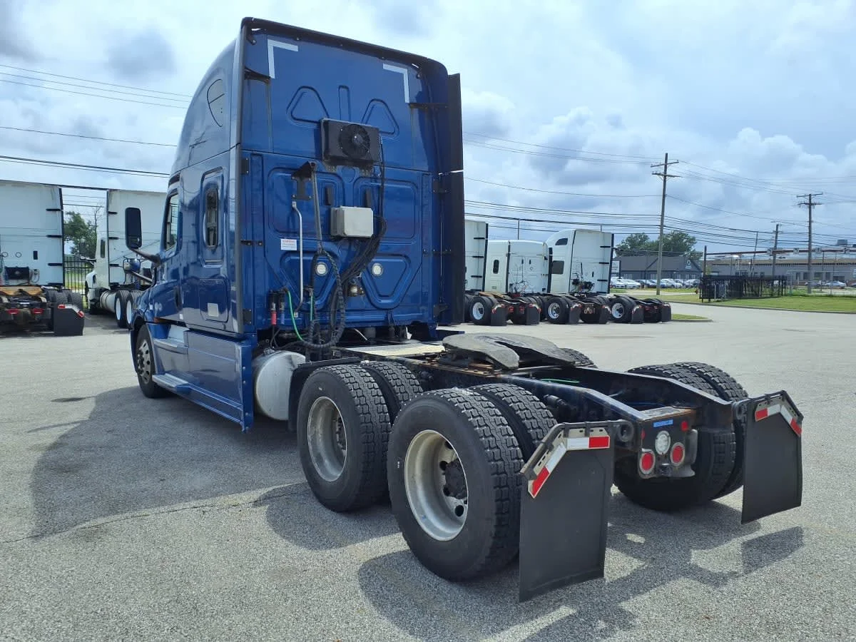 2020 Freightliner Cascadia in Cleveland, OH — photo 6