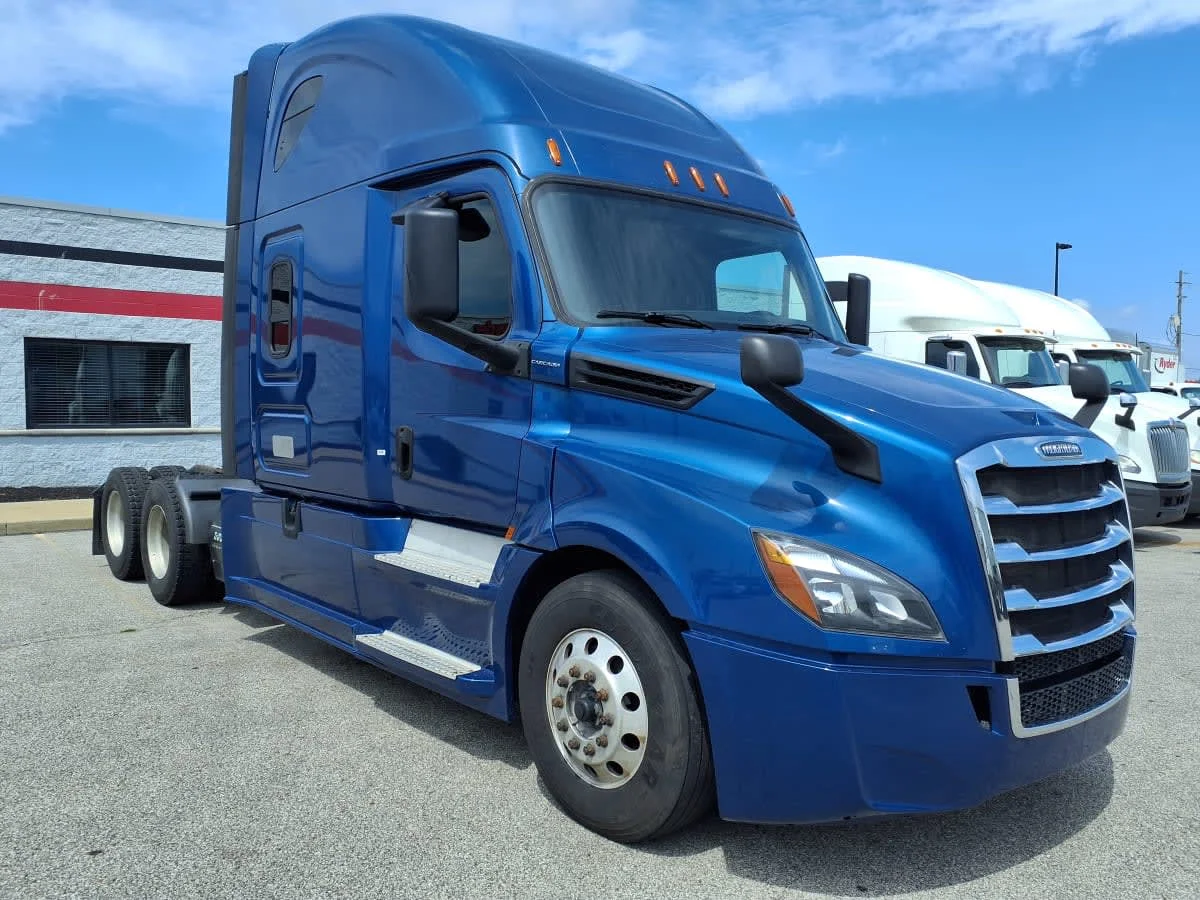 2020 Freightliner Cascadia in Cleveland, OH — photo 3