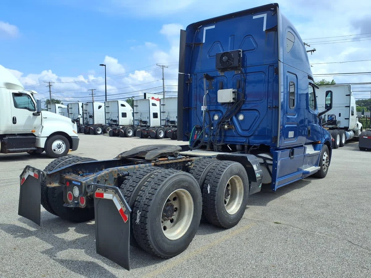 2020 Freightliner Cascadia in Cleveland, OH — photo 4