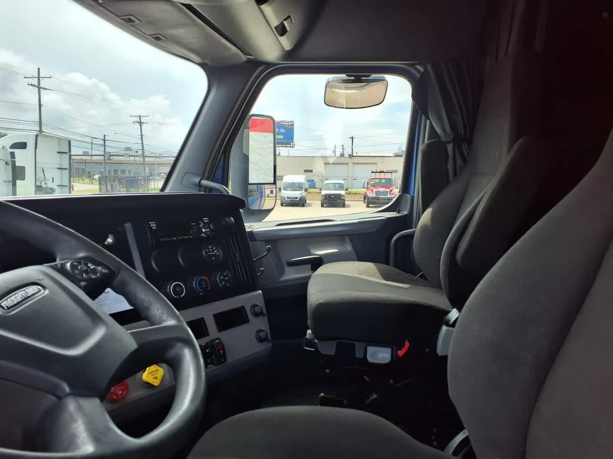 2020 Freightliner Cascadia in Cleveland, OH — photo 7