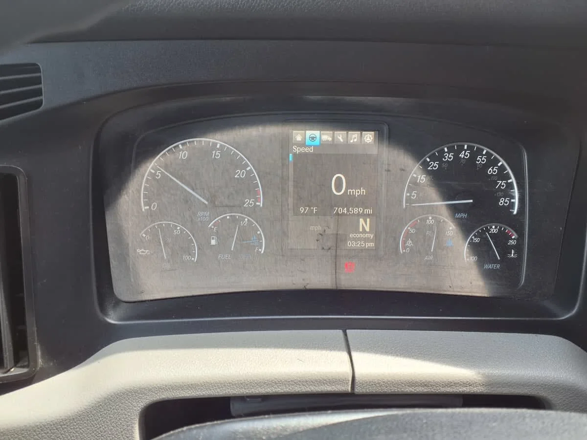 2020 Freightliner Cascadia in Cleveland, OH — photo 12