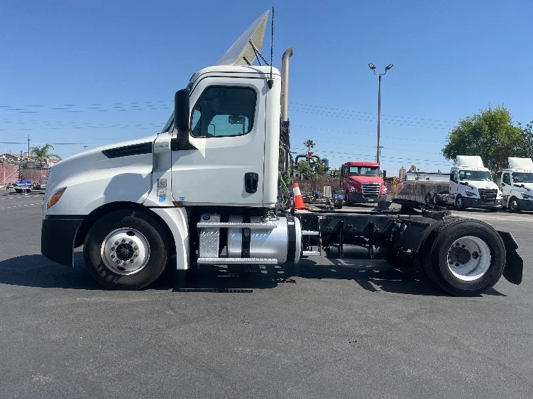 2019 Freightliner Cascadia in Fresno, CA — photo 4