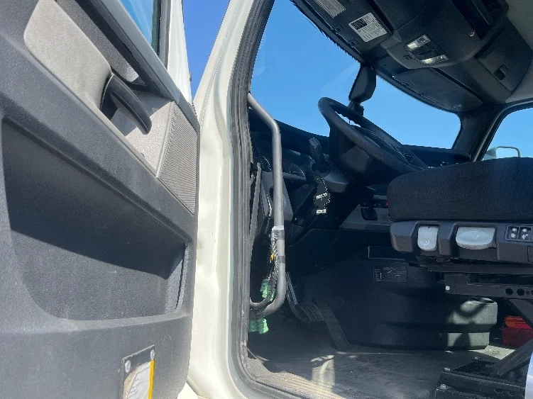 2019 Freightliner Cascadia in Fresno, CA — photo 9