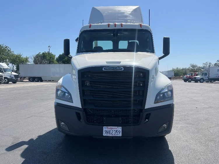2019 Freightliner Cascadia in Fresno, CA — photo 2
