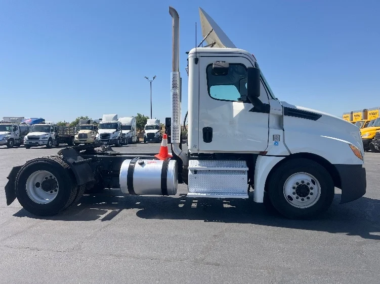 2019 Freightliner Cascadia in Fresno, CA — photo 8