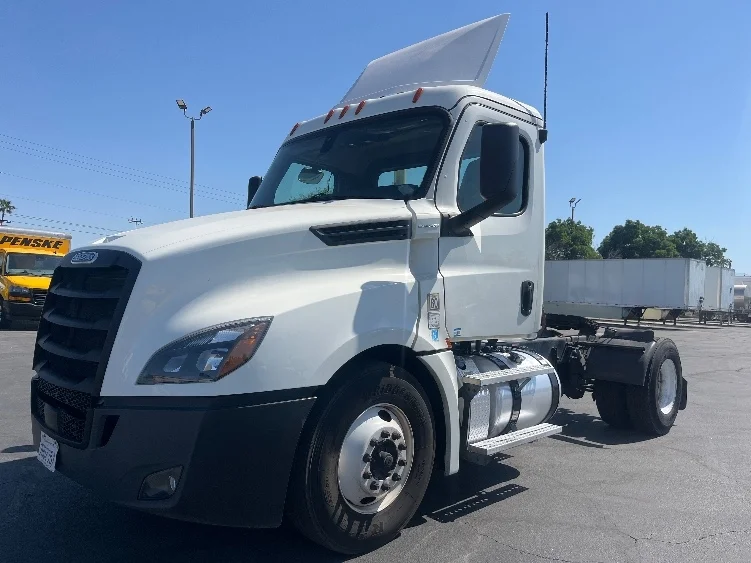 2019 Freightliner Cascadia in Fresno, CA — photo 3
