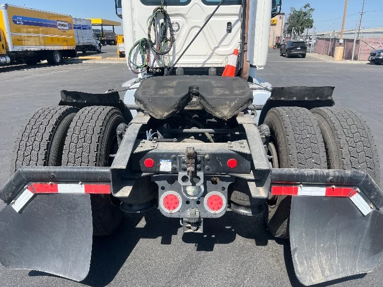 2019 Freightliner Cascadia in Fresno, CA — photo 6