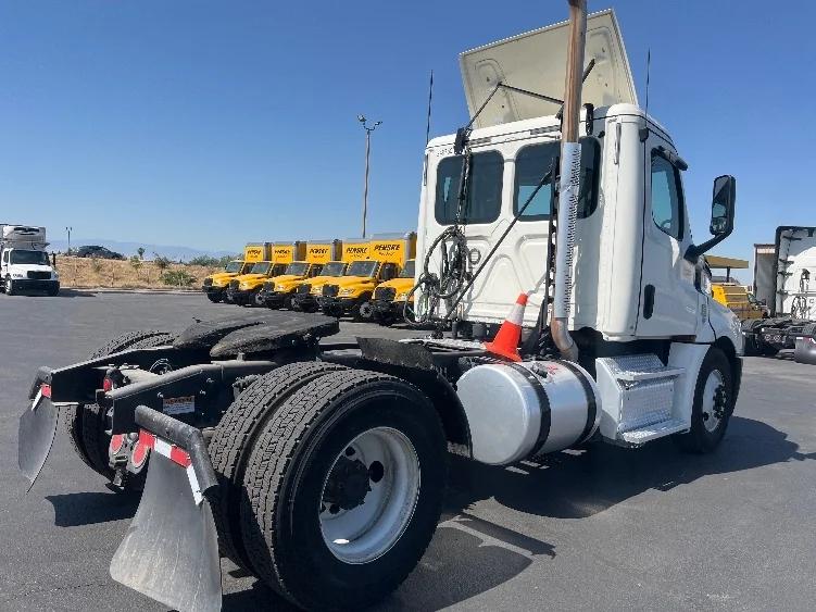 2019 Freightliner Cascadia in Fresno, CA — photo 7