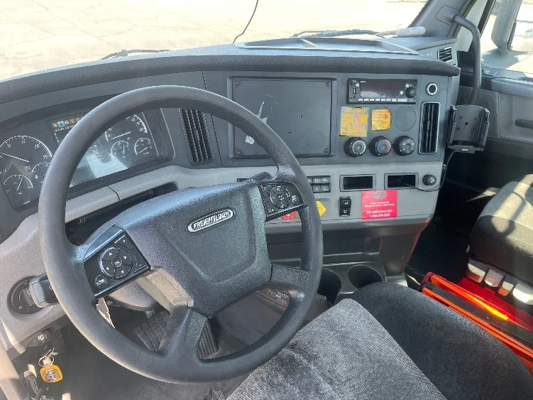 2019 Freightliner Cascadia in Fresno, CA — photo 10