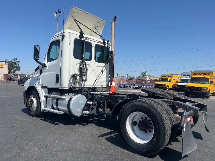 2019 Freightliner Cascadia in Fresno, CA — photo 5