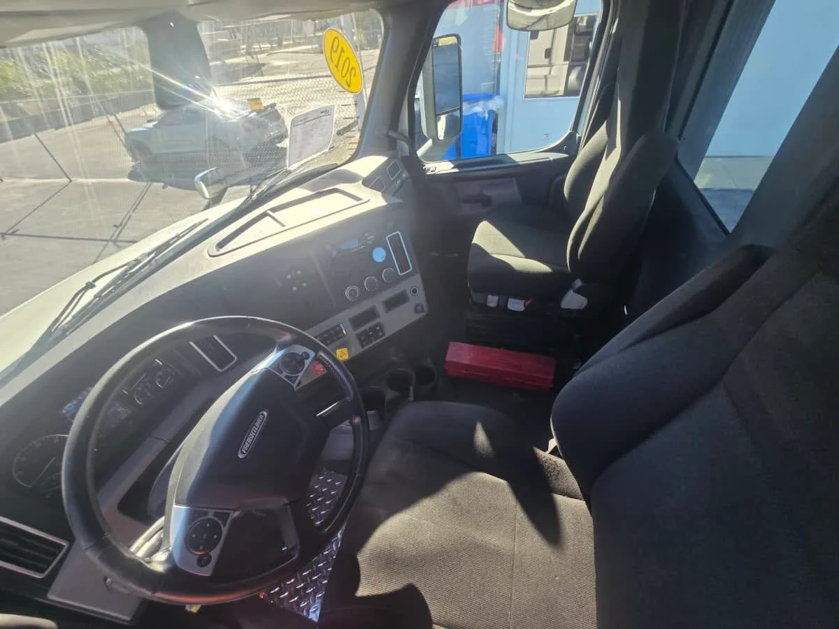 2019 Freightliner Cascadia - image 7