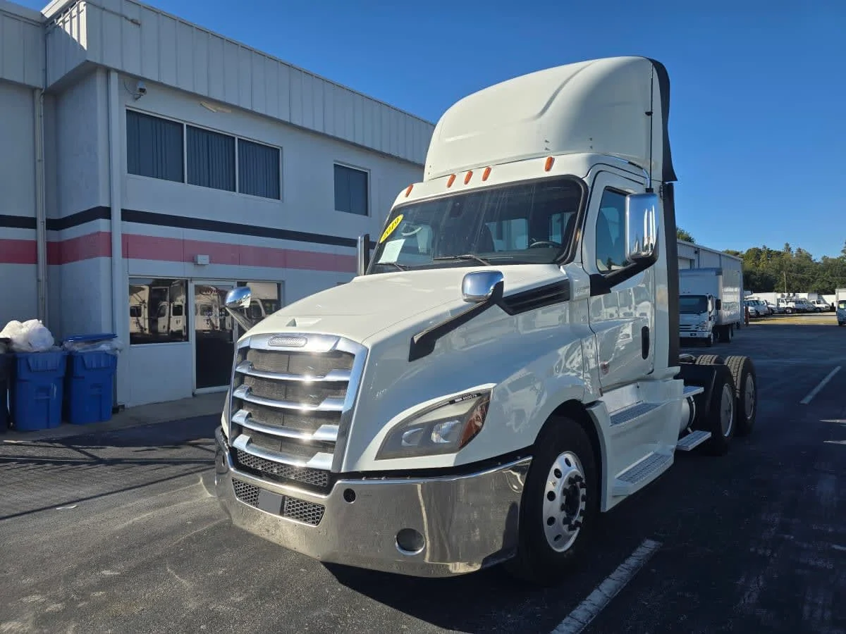 2019 Freightliner Cascadia - image 3
