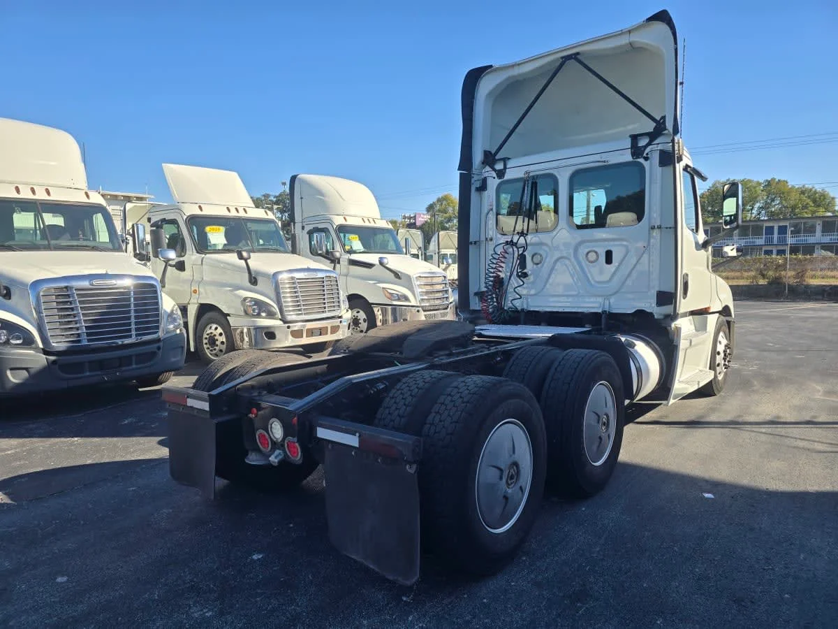 2019 Freightliner Cascadia - image 6